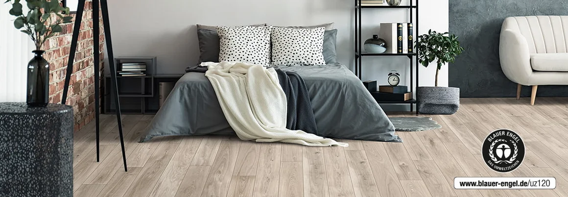 Helles Schlafzimmer mit hellem Laminat